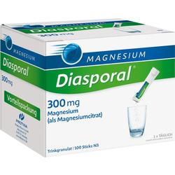 Eine Packung Diasporal Magnesium-Sticks wird in ein Glas geleert.